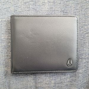 NWOT Mens Nixon Pass leather wallet--Black